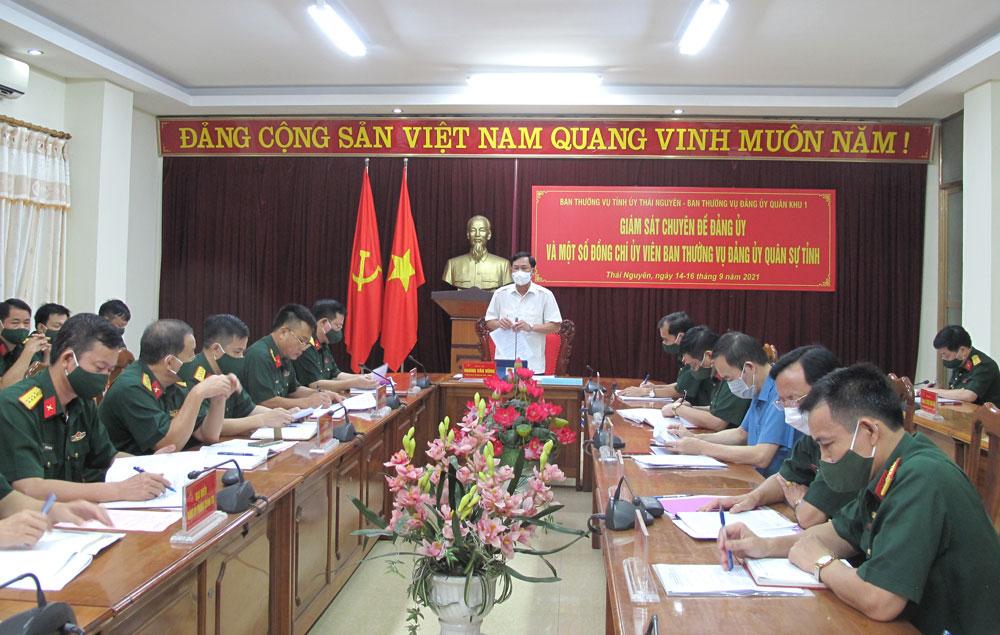 Đồng chí Hoàng Văn Hùng, Ủy viên Ban Thường vụ, Chủ nhiệm Ủy ban Kiểm tra Tỉnh ủy chủ trì cuộc giám sát chuyên đề tại Đảng ủy Quân sự tỉnh.