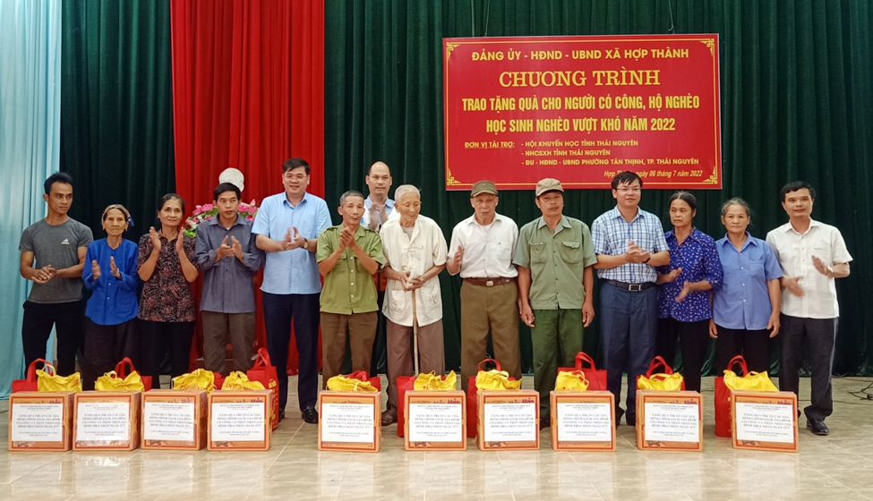 Đồng chí Phan Thanh Hà, Ủy viên Ban Chấp hành Đảng bộ tỉnh, Phó Chủ nhiệm Thường trực Ủy ban Kiểm tra Tỉnh ủy; đồng chí Ngô Thành Trung, Phó Bí thư Huyện ủy, Chủ tịch UBND huyện Phú Lương tặng quà cho người có công